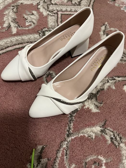 Продается в отличном состочнии туфли белые