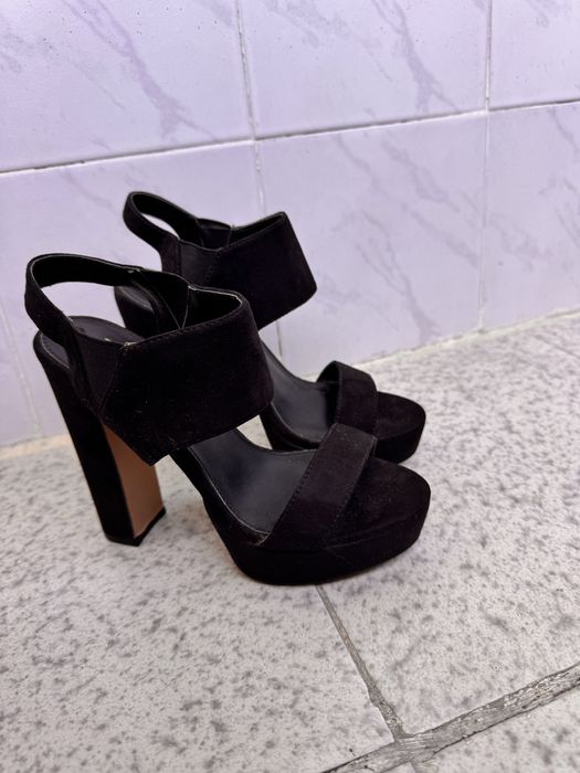 Сандали на висок ток