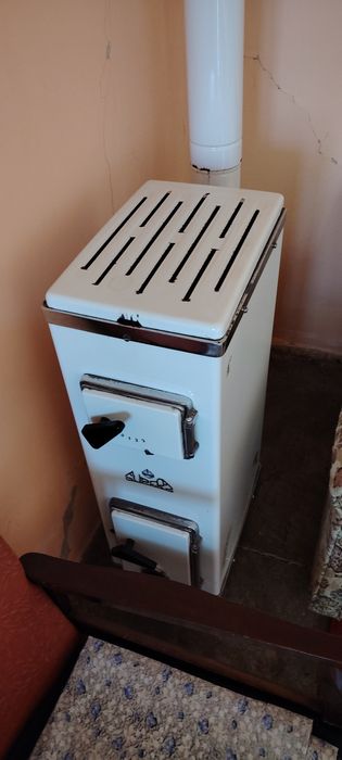 Se vinde soba capitonata cu șamotă!! Stare foarte buna!