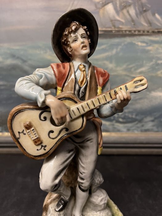 Порцеланова фигура-Момче с китара,Capodimonte,Italiy