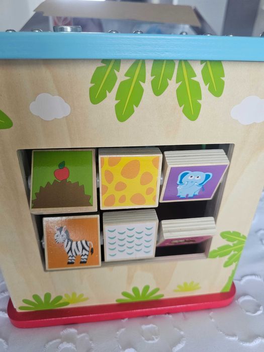 Интерактивен куб на марката Hape – модел Nature Exploration Play Cube