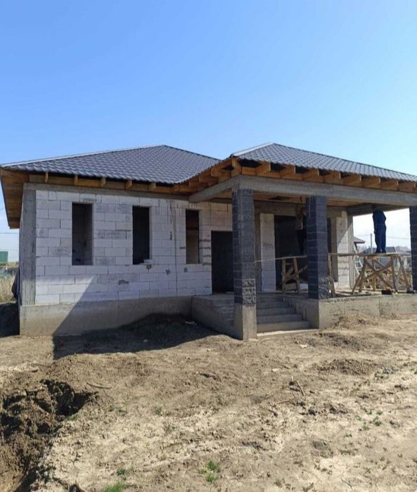 Кладка кирпичей, каменьшики,заливаем фундамент, перекрытие крыши утепл