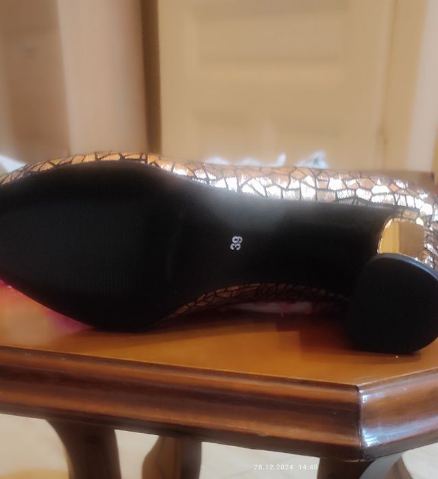 Vând pantofi piele toc 7 cm patrat auriu, deosebiti