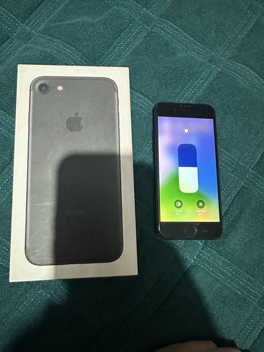 Продам телефон Айфон 7