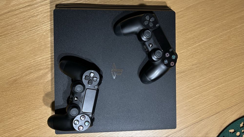 PlayStation 4 Pro 1TB Negru | 2 Controllere | Stand încǎrcare