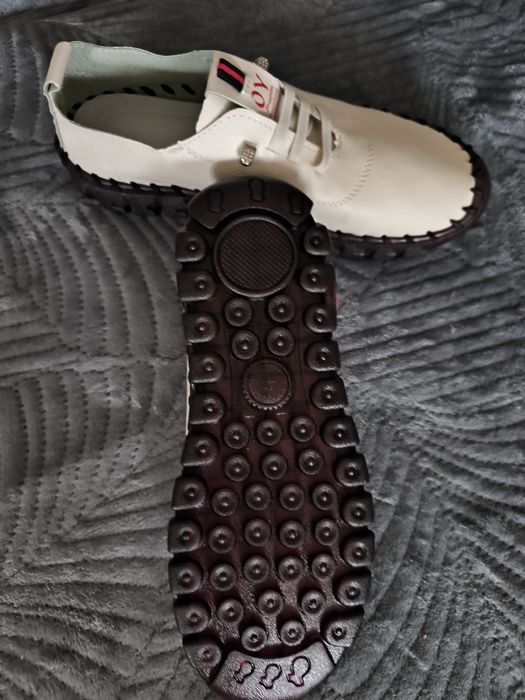 Продам кроссовки женские