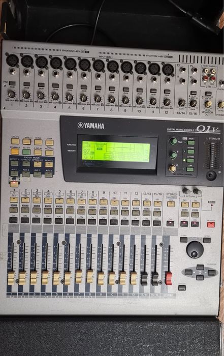 Mixer digital Yamaha, inclusiv case