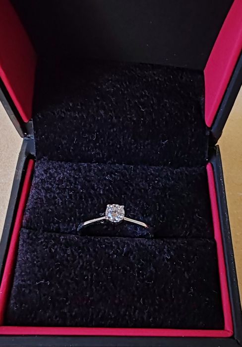 Чисто нов, неупотребяван пръстен от бяло злато с диамант Kirko