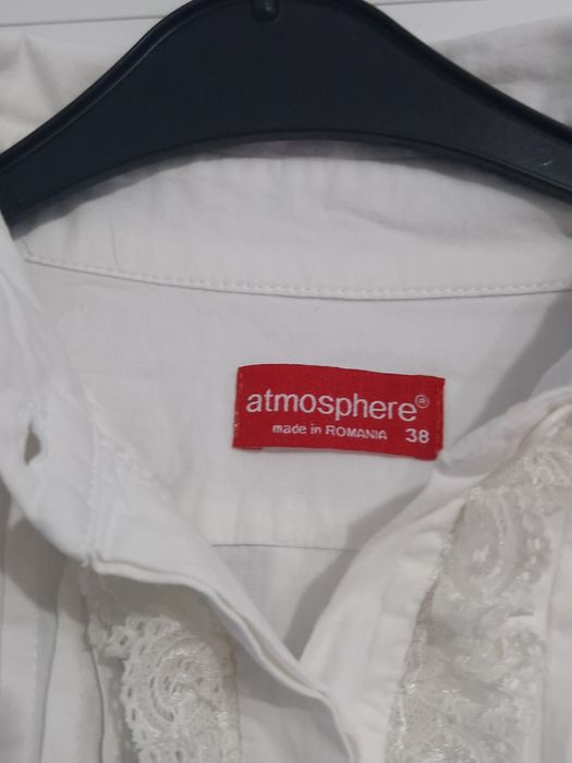 Cămașă albă cu volănașe,mărimea 38(M),cambrată,marca Atmosphere.