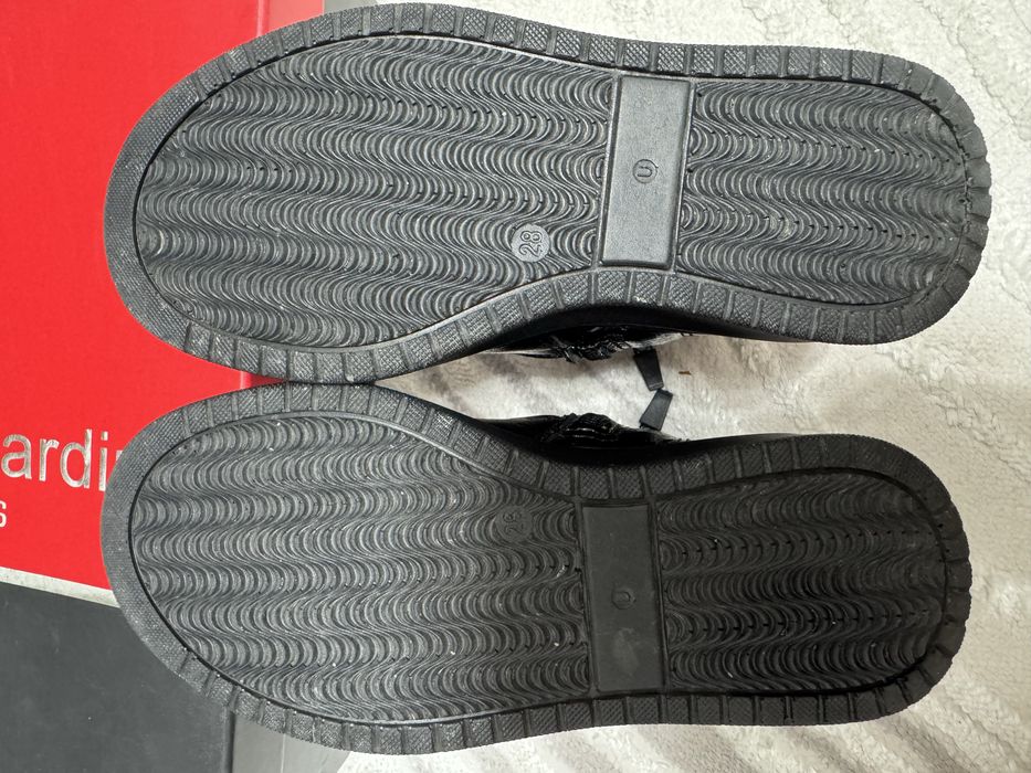 Продам детские ботинки