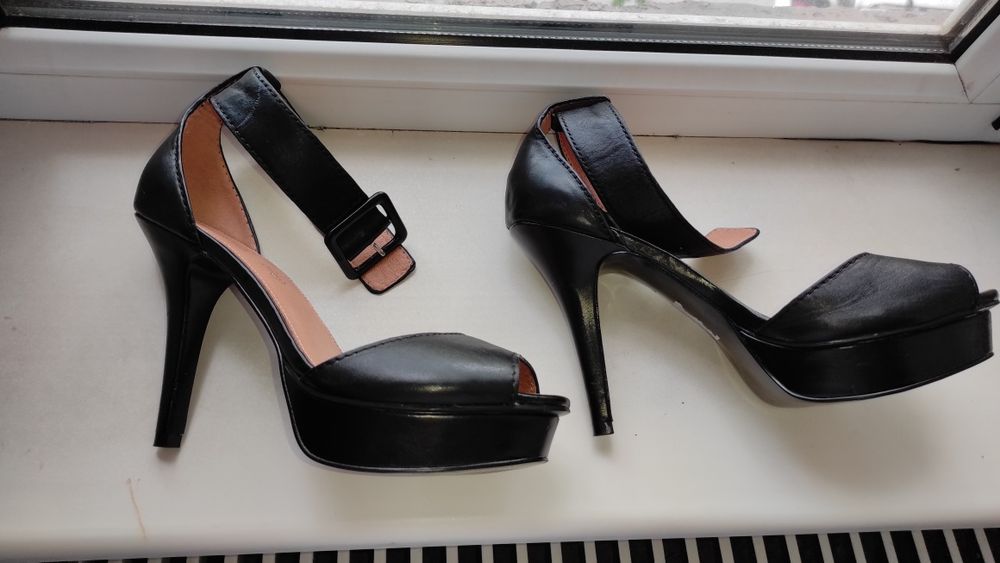 Продам кожанные босоножки 39рр