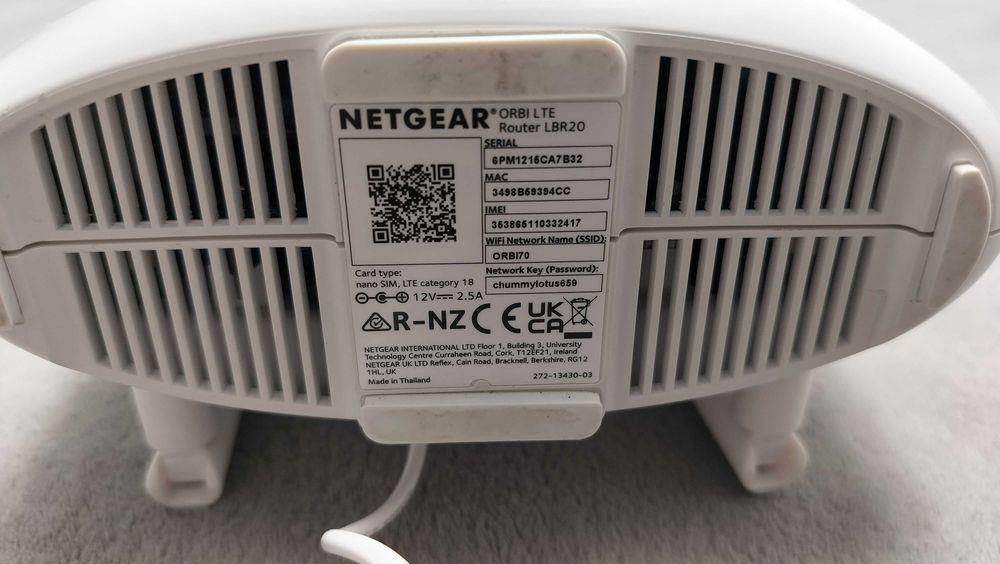 Router wireless cu SIM Netgear Orbi LBR20 Tri-Band Mesh 2.2Gbps Cat.18