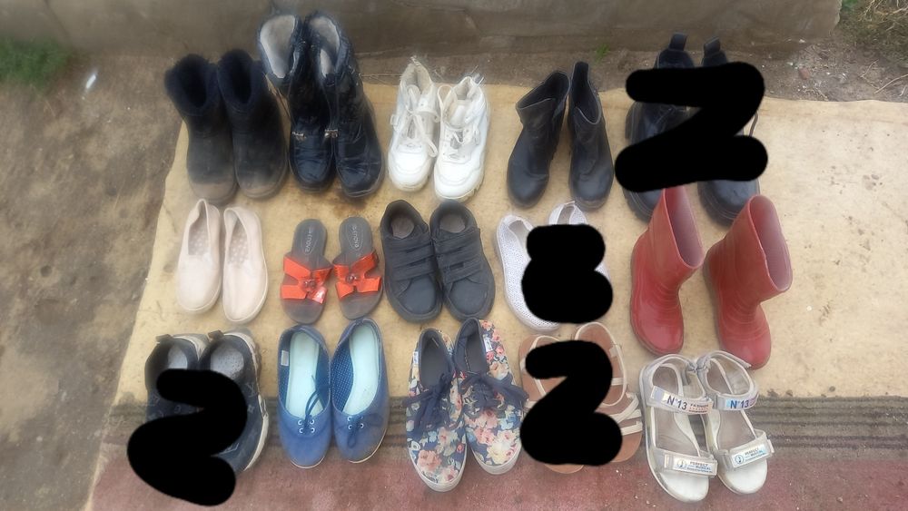 Әртүрлі киімдер және заттар бар