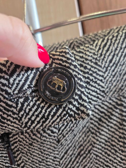 Панталон, плътен , с цепки отпред на крачолите. В ХС размер, на Junona