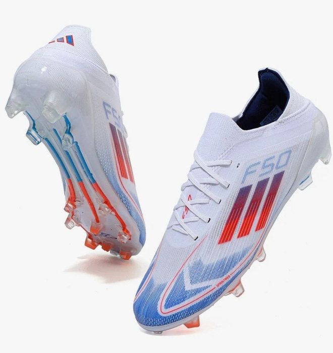 FUTBOL BUTSASI Razmer 44 . 43 kiyadiganlarga bemalol siqadi.Yangi