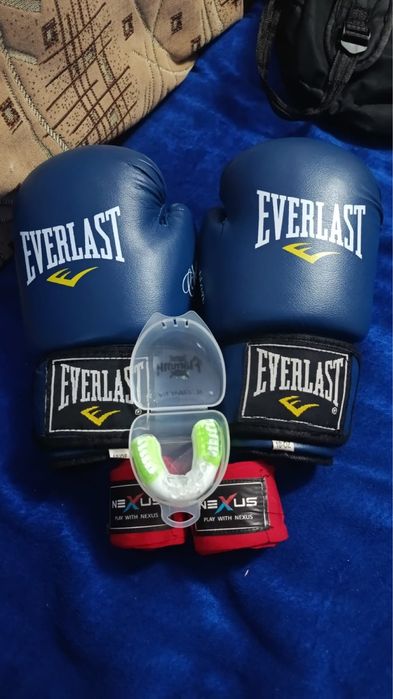 Боксерские перчатки , капа и бинт