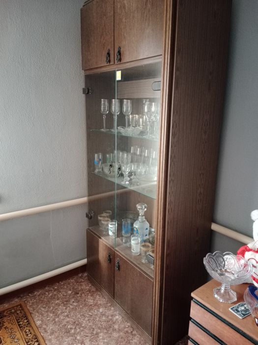 Сервант с посудой