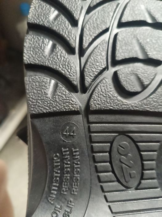 Продам ботинки зимние рабочие новые 44 размер