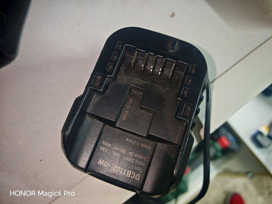 Акумулаторен винтоверт DeWALT ударен с 2 батерии и зарядно, 18 V, 1.7