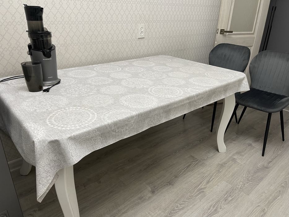 Продам отличный,крепкий,деревянный стол……………………………………………………………………………..