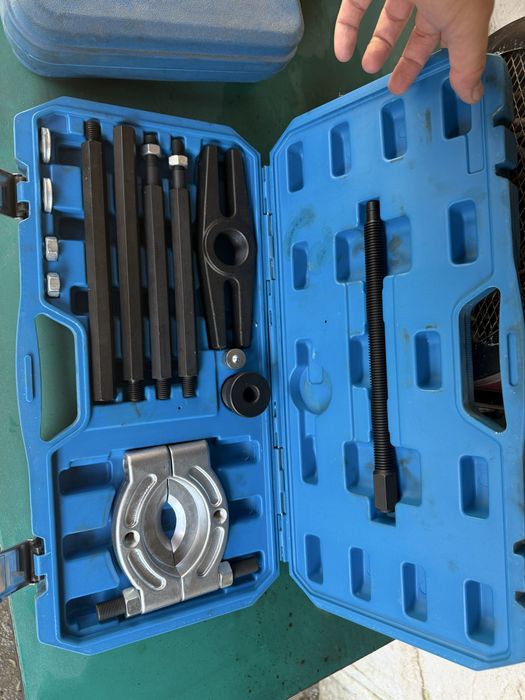 Scule service/ se vand cu totul / aspirator umed uscat/ presa arcuri/ centrare ambreiaj/ trusa frane/ cric / aeroterma 9kw/ truse