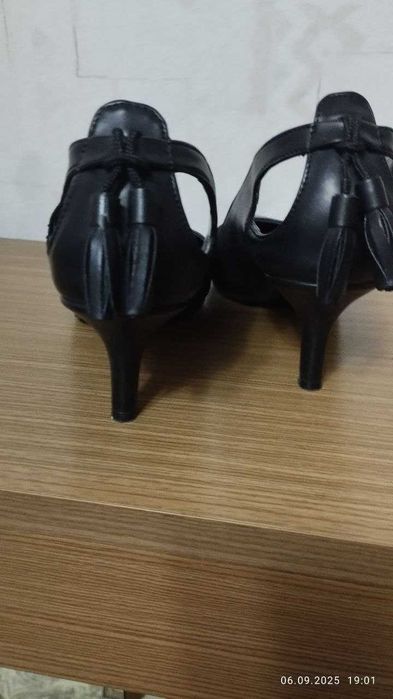 Продам женские выходные туфли