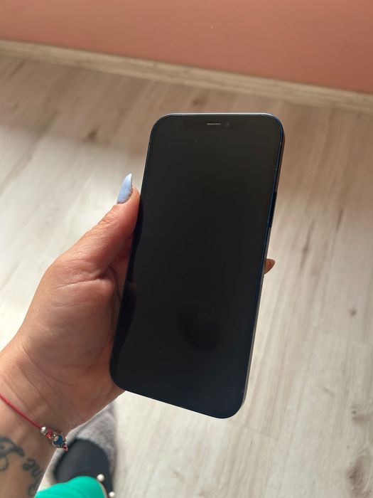 Продавам iPhone 12