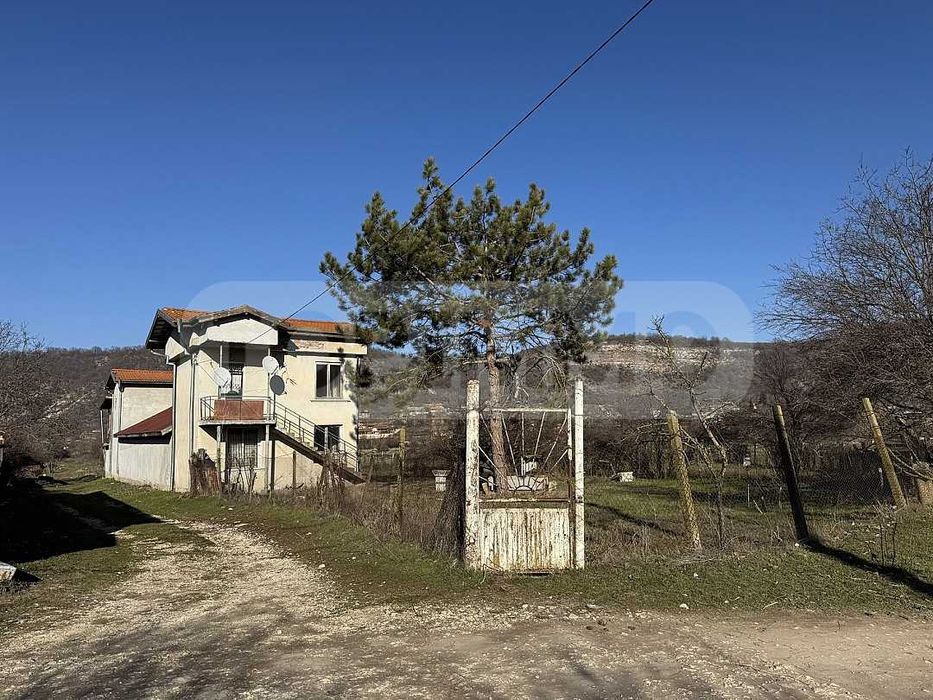 Просторна къща в село Сваленик