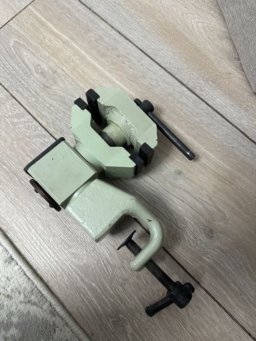 Продам тиски универсальные