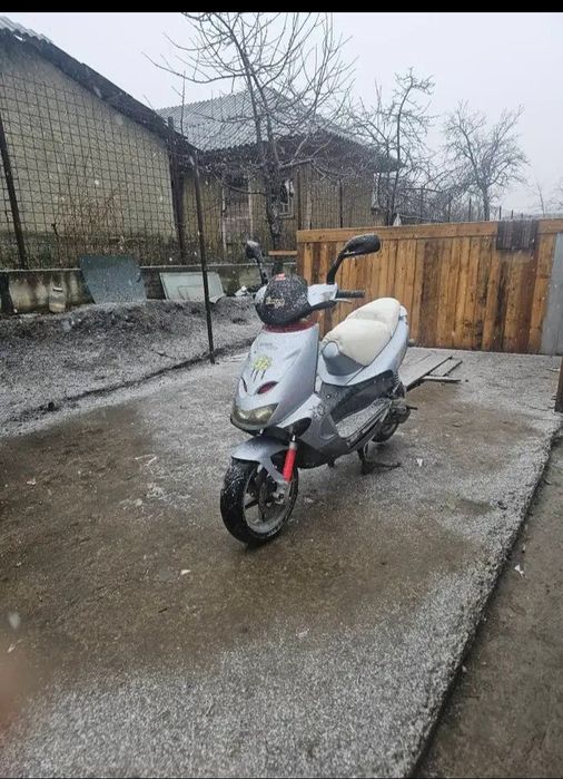 Vand sau schimb scuter aprilia sr 125cc 2t.