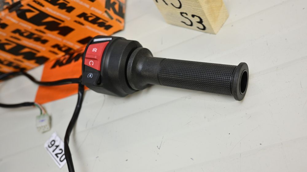 Husqvarna Svartpilen 401 2024 Bloc comenzi dreapta cu maneta