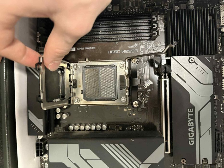 Продавам дънна платка B650M