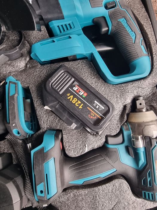 Set scule 4 bucati cu acumulatori, nou!