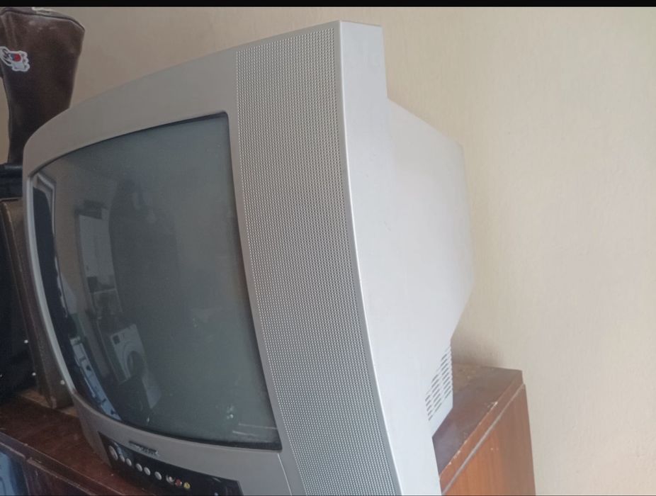 Vand televizor ieftin .