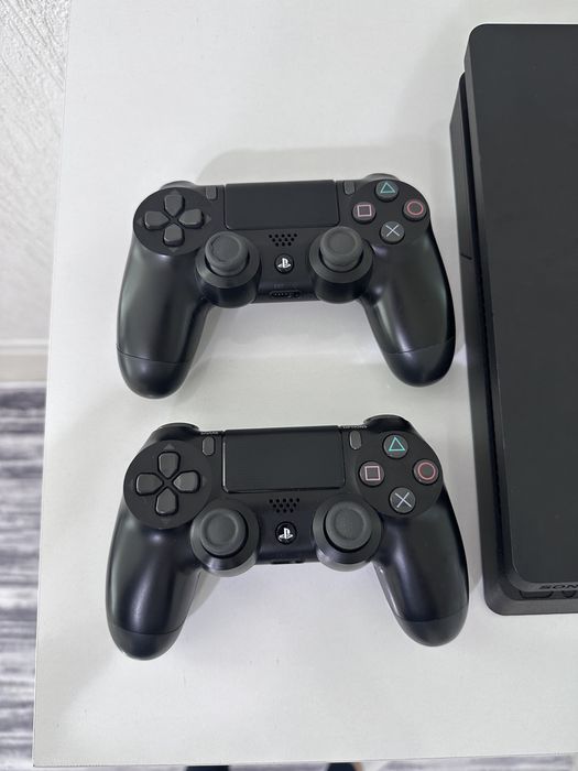PlayStation 4 Slim 1TB със 2 джойстика и игра