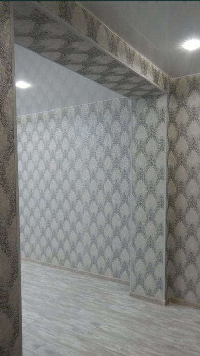 Поклейка обоев очень аккуратно