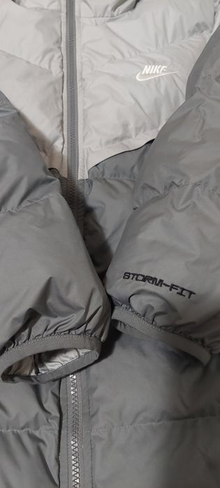 Продавам зимно мъжко яке Nike