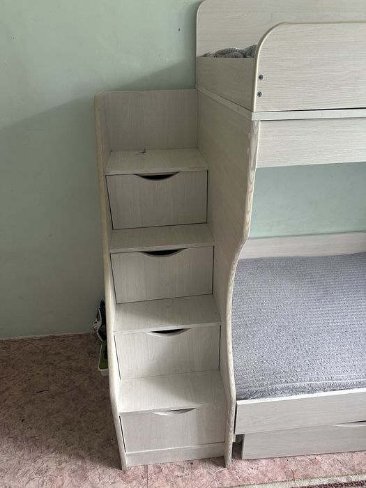 Двухярусный кроват