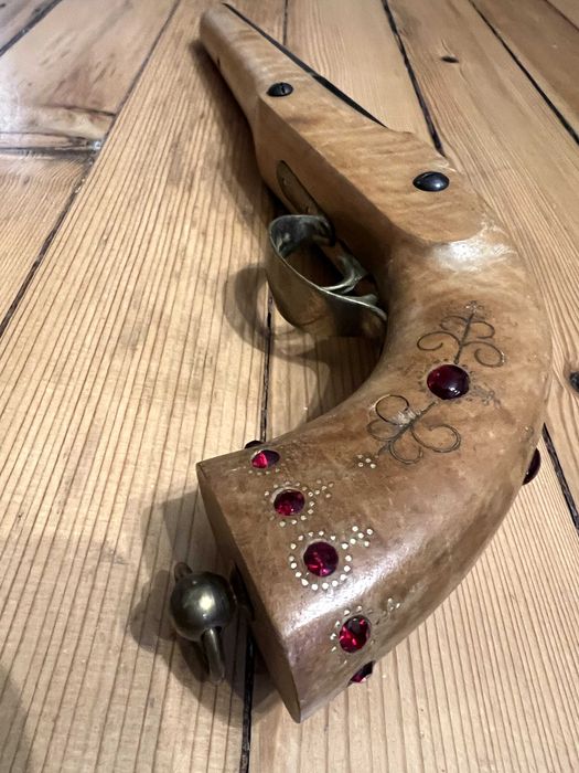 Стар автентичен пищов с красива декорация