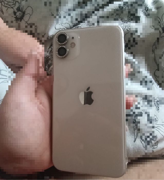 iPhone  11.