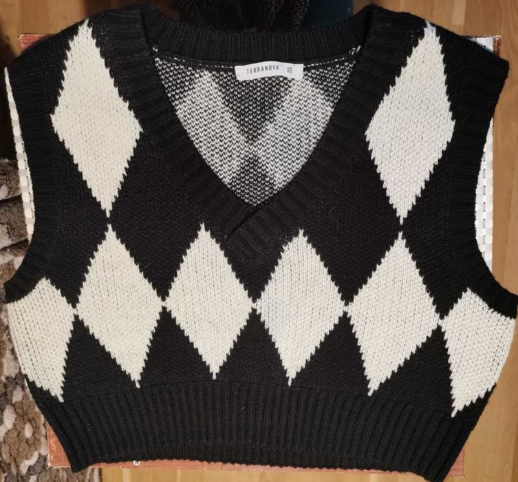 къс пуловер с ромбове