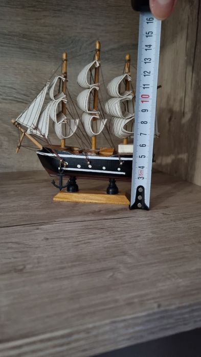 Barca din lemn cu panze