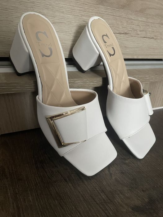 Papuci albi cu toc