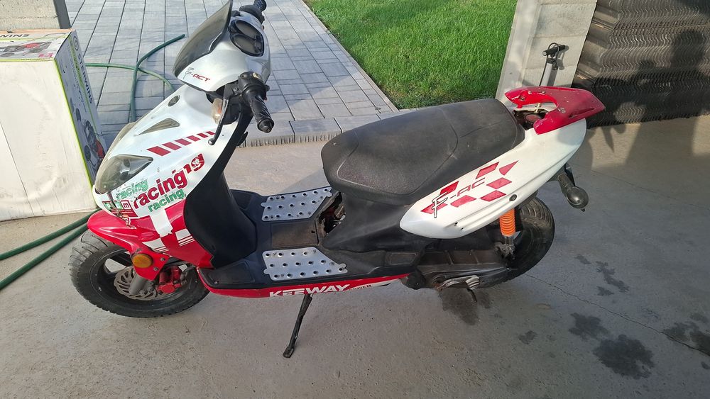 Vând scuter cu set de 80