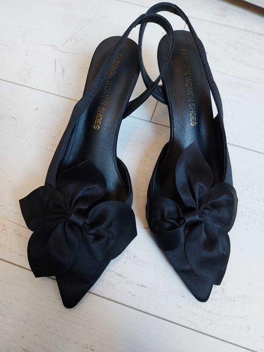 Елегантни черни обувки на висок ток нови