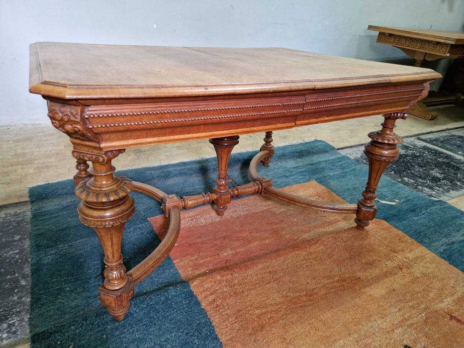 Антикварна резбована трапезна маса от късният викториански период