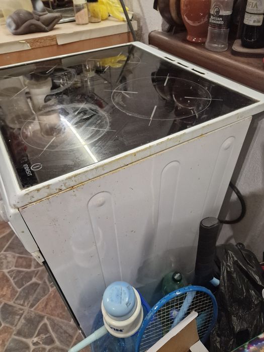 Фурна с керамични котлони Индезит