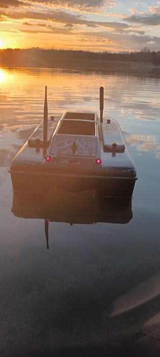 Лодка за захранка Туше