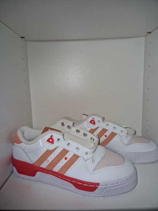 adidasi ADIDAS alb cu rosu noi