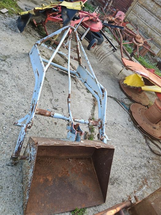 Încărcător în tiranți cu cupa- furci